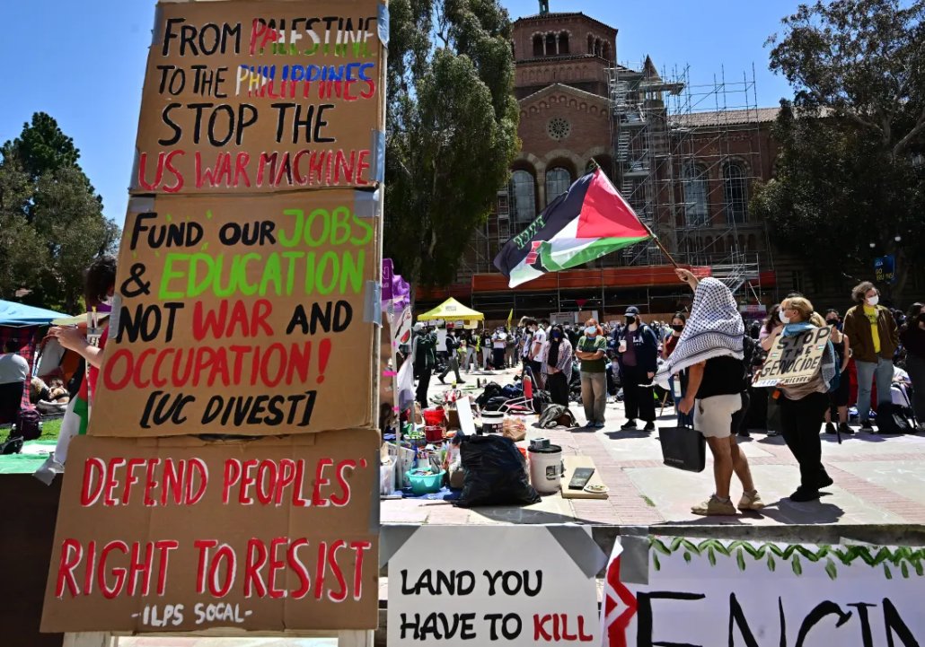 #CeasefireNOW #EndGazaGenocide @ UCLA Thursday encampment organized by Students for Justice in Palestine & the UC Divest Coalition. In addition to divestment from Israel's war machine, the coalition is demanding UCLA sever ties with the LAPD dailybruin.com/2024/04/25/ucl…