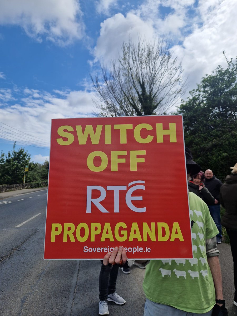 eirego1798's tweet photo. The award for protest  sign of the month.
#Newtownmountkennedy 
@rtenews  Gov propaganda machine 
@independent_ire 👏👏 @IrelandFirst23 ,👏👏
@VirginMediaNews 👏👏 https://t.co/vd8RgU5rwX