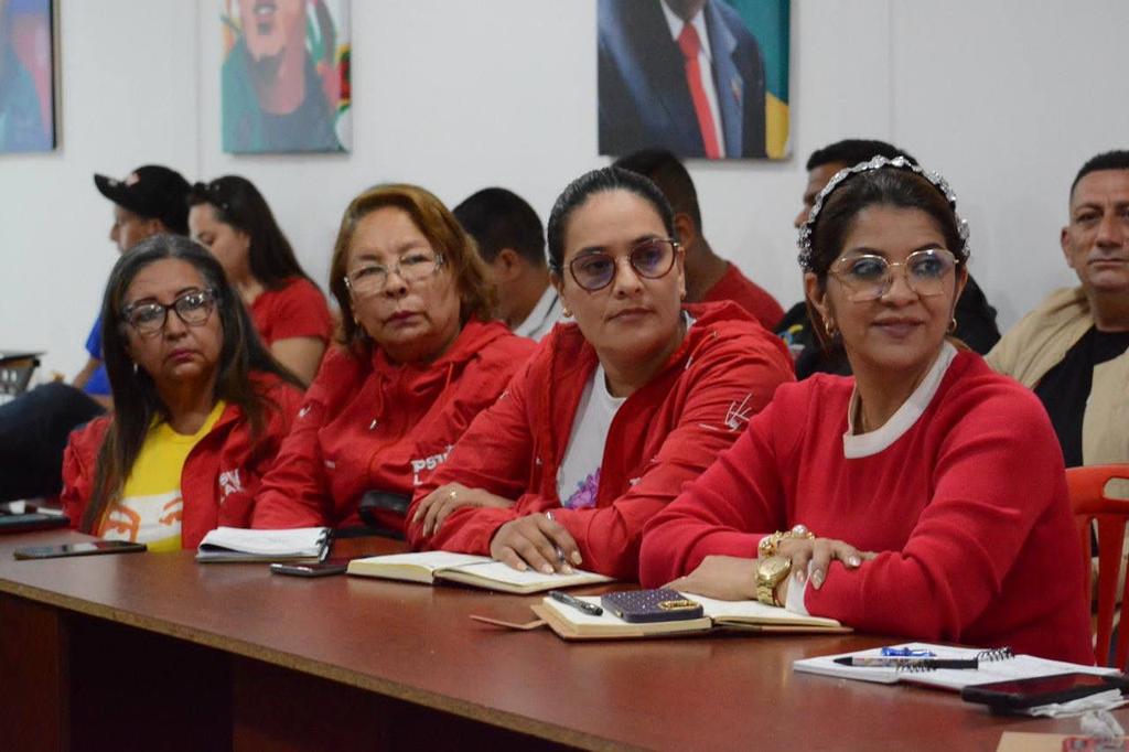 El Equipo Político Estadal del <a href="/PartidoPSUV/">PSUV</a> en Lara, sostuvo la reunión semanal con nuestro líder político del territorio regional <a href="/AdolfoP_Oficial/">Adolfo Pereira Gobernador</a> con el objetivo de revisar la agenda de actividades que se llevarán a cabo durante las próximas semanas. 

#EncuentroPazYDiálogo