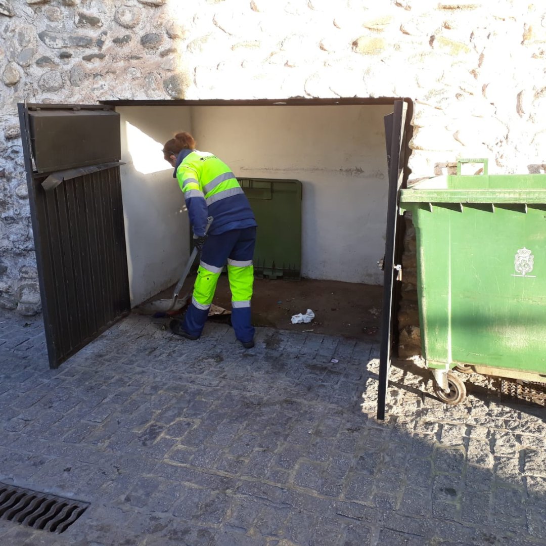 Granada_Limpia's tweet photo. ¡Hola, Granada! ¿Cómo va vuestro sábado? ☀️

📍Nosotros realizamos limpieza de encastrado en Callejon de las Tomasas con hidro para eliminar manchas incrustadas 

Trabajando para ver Granada brillar ✨

@PreZero_ES @AnaSRequena @marifrangr @aytogr #BuenavoluntáGranaína https://t.co/NxkcKndFMA