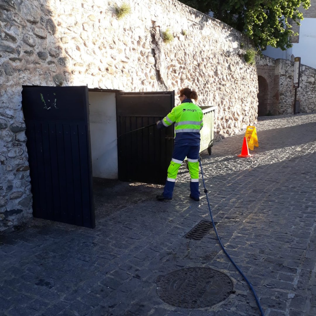Granada_Limpia's tweet photo. ¡Hola, Granada! ¿Cómo va vuestro sábado? ☀️

📍Nosotros realizamos limpieza de encastrado en Callejon de las Tomasas con hidro para eliminar manchas incrustadas 

Trabajando para ver Granada brillar ✨

@PreZero_ES @AnaSRequena @marifrangr @aytogr #BuenavoluntáGranaína https://t.co/NxkcKndFMA