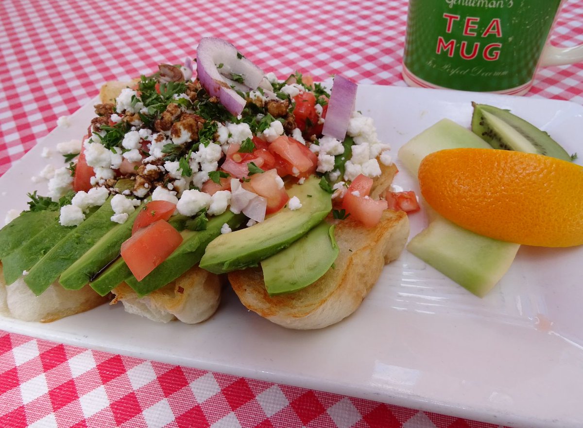 Our Avocado Toast is crafted with freshly sliced avocado, tomatoes, red onions, goat cheese, and drizzled with olive oil and balsamic reduction - and all served on Bite buns! 🥑

#redsdiner #avocadotoast #brunch #yyc #calgary #yyceats #calgaryeats #vegetarianyyc #yycliving #yum