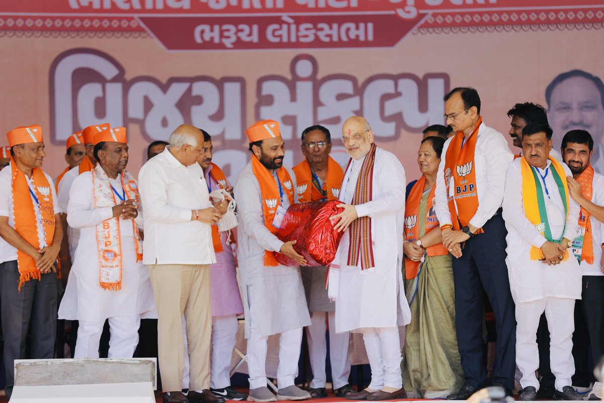 PatelNiralkumar's tweet photo. ભરૂચ લોકસભા ના ઉમેદવાર શ્રી મનસુખભાઈ વસાવા ના ચૂંટણી પ્રચાર અર્થે યોજાયેલ કેન્દ્રીય ગૃહમંત્રી તેમજ સહકારિતા મંત્રીશ્રી અમિતભઈ શાહ તેમજ મા. મુખ્યમંત્રી શ્રી ભુપેન્દ્રભાઈ પટેલ ની જાહેરસભા 
સૌનો ખૂબ ખૂબ આભાર.
જય શ્રી રામ
#bhupendrapatel 
#AmitShah #NarenderModi #BJP4IND #Election24 https://t.co/sGFi7lhidT