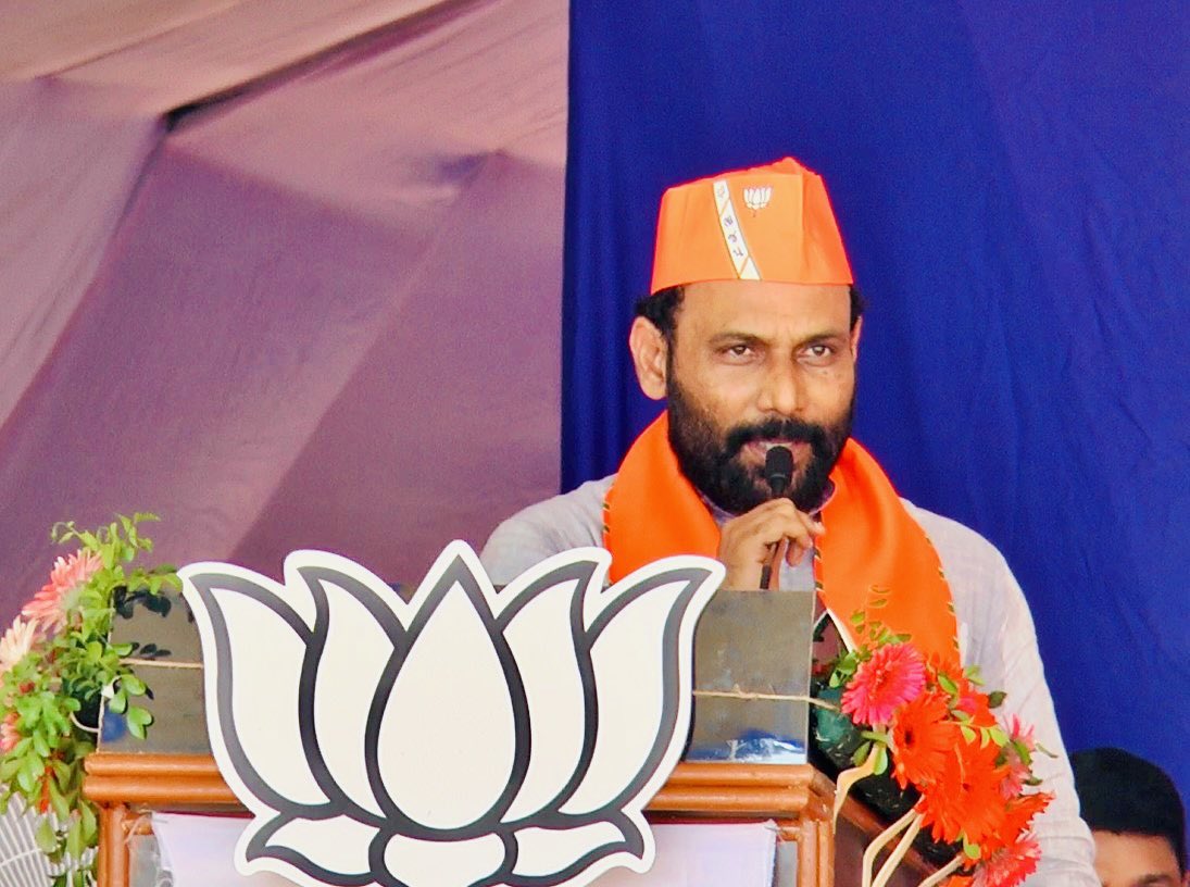 PatelNiralkumar's tweet photo. ભરૂચ લોકસભા ના ઉમેદવાર શ્રી મનસુખભાઈ વસાવા ના ચૂંટણી પ્રચાર અર્થે યોજાયેલ કેન્દ્રીય ગૃહમંત્રી તેમજ સહકારિતા મંત્રીશ્રી અમિતભઈ શાહ તેમજ મા. મુખ્યમંત્રી શ્રી ભુપેન્દ્રભાઈ પટેલ ની જાહેરસભા 
સૌનો ખૂબ ખૂબ આભાર.
જય શ્રી રામ
#bhupendrapatel 
#AmitShah #NarenderModi #BJP4IND #Election24 https://t.co/sGFi7lhidT