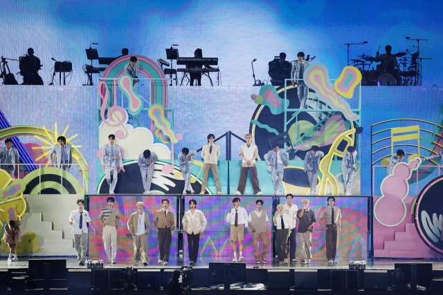 Seungkwan (Seventeen) mengungkapkan rasa terima kasihnya kepada member dan Carat di konser SEVENTEEN TOUR 'FOLLOW' AGAIN TO SEOUL

"Aku merasa sangat bersyukur bisa berada di atas panggung bersama member Seventeen selama 10 tahun ini. Kami menyadari bahwa tugas kami adalah untuk