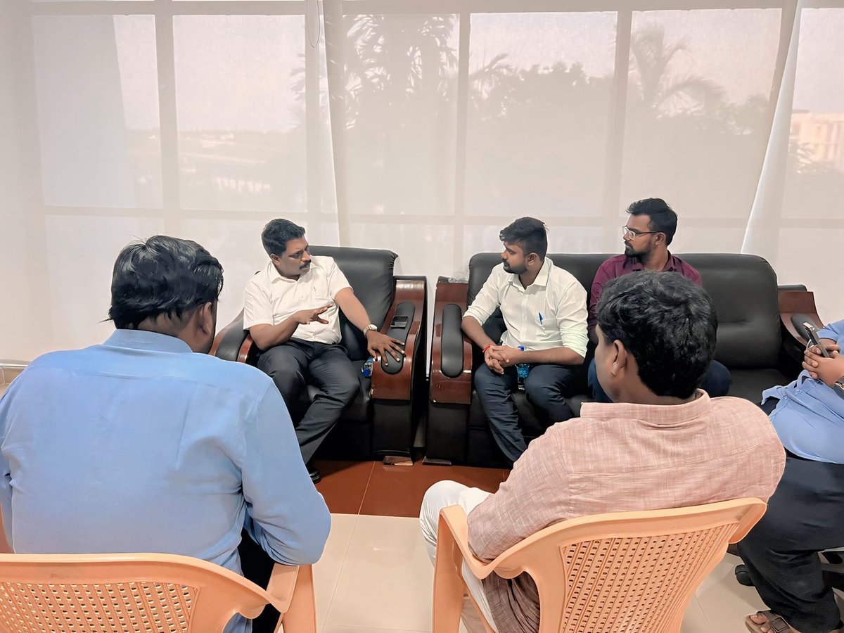 UnityofYouth's tweet photo. In our recent meeting, the Founder and Managing Trustee of the Unity of Youth Foundation met with Mr. Elanchaliyan IPS to discuss UOY's achievements and present our future

 With your support and involvement, we can ensure the continued growth and success of UOY. https://t.co/r23rvkqh6f