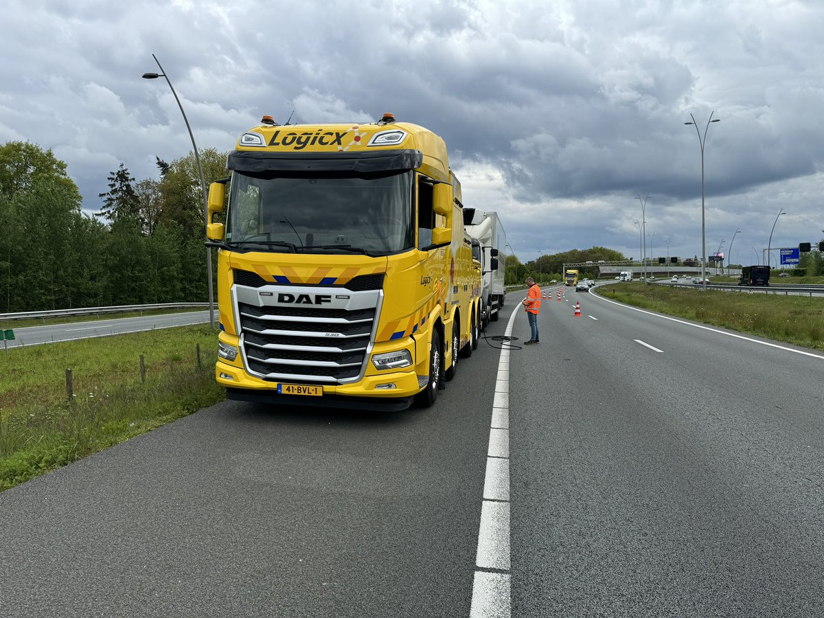 Vrachtwagen met pech op de #A2 tussen #Veldhoven en #EindhovenAirport. Berger ter plaatse en een ❌ op de rechter rijstrook. @RWSverkeersinfo