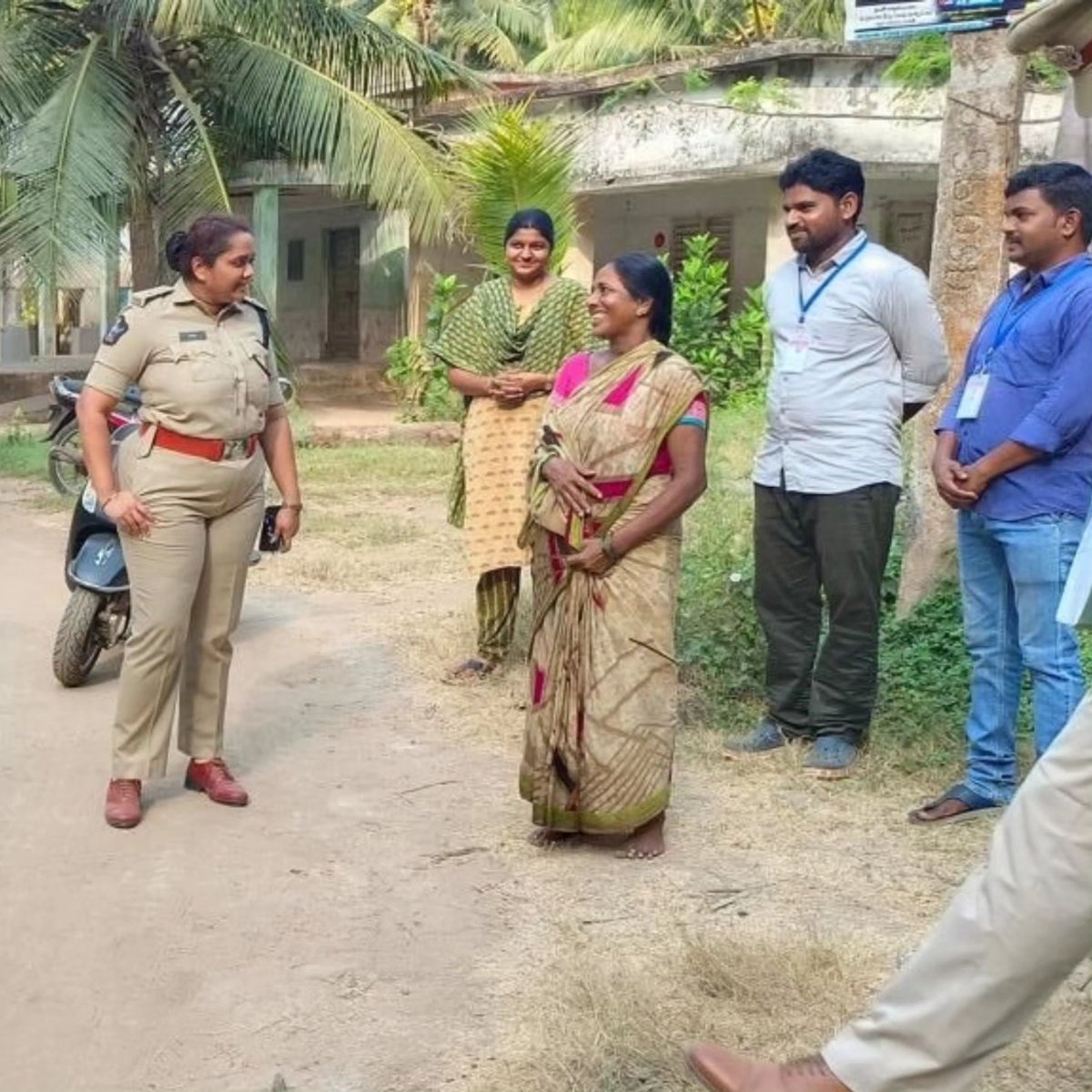 WG_Police's tweet photo. రానున్న సార్వత్రిక ఎన్నికలు - 2024 దృష్ట్యా పశ్చిమగోదావరి జిల్లా ఆచంట మండలంలోని Inaccessible village (రోడ్డు రవాణా అందుబాటులో లేని గ్రామం) అయిన అయోధ్య లంక గ్రామంలో గల పోలింగ్ కేంద్రాలను ఆకస్మిక తనిఖీ చేసిన పశ్చిమగోదావరి జిల్లా ఎస్పీ డాక్టర్. అజిత, ఐపీఎస్., గారు https://t.co/zKWLveYH93