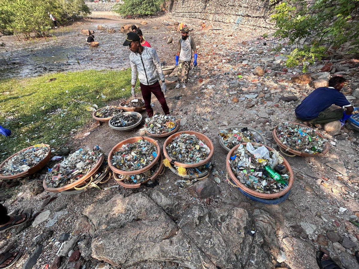 Week 476 . Out bit today . 2 beach cleanup - versova and dana paani . 28,000 kg of marine debris - leave the marine environment . Love for the planet and my India .