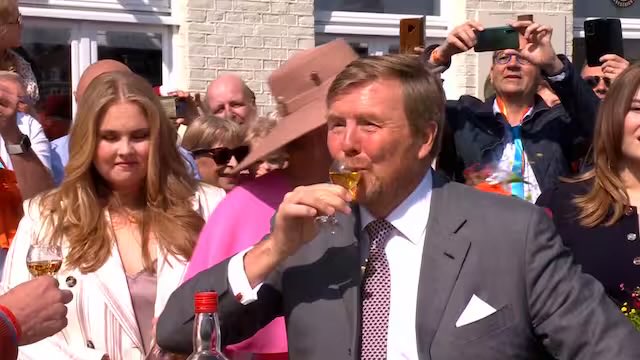 Hollanda,Bugün Kral Willem-Alexander'ın doğumGününü kutluyor.🎂🇳🇱BuNedenle Kral GünüSiyasi bir gün değil,bir bayramGünüdür.Kral, Hollanda devletininBaşıdır ve hükümetin birParçasıdır.Ancak,pratikte Kralın siyasi nüfuz Çok azdır ve kralın görevleri genelde sembolik ve törenseldir.