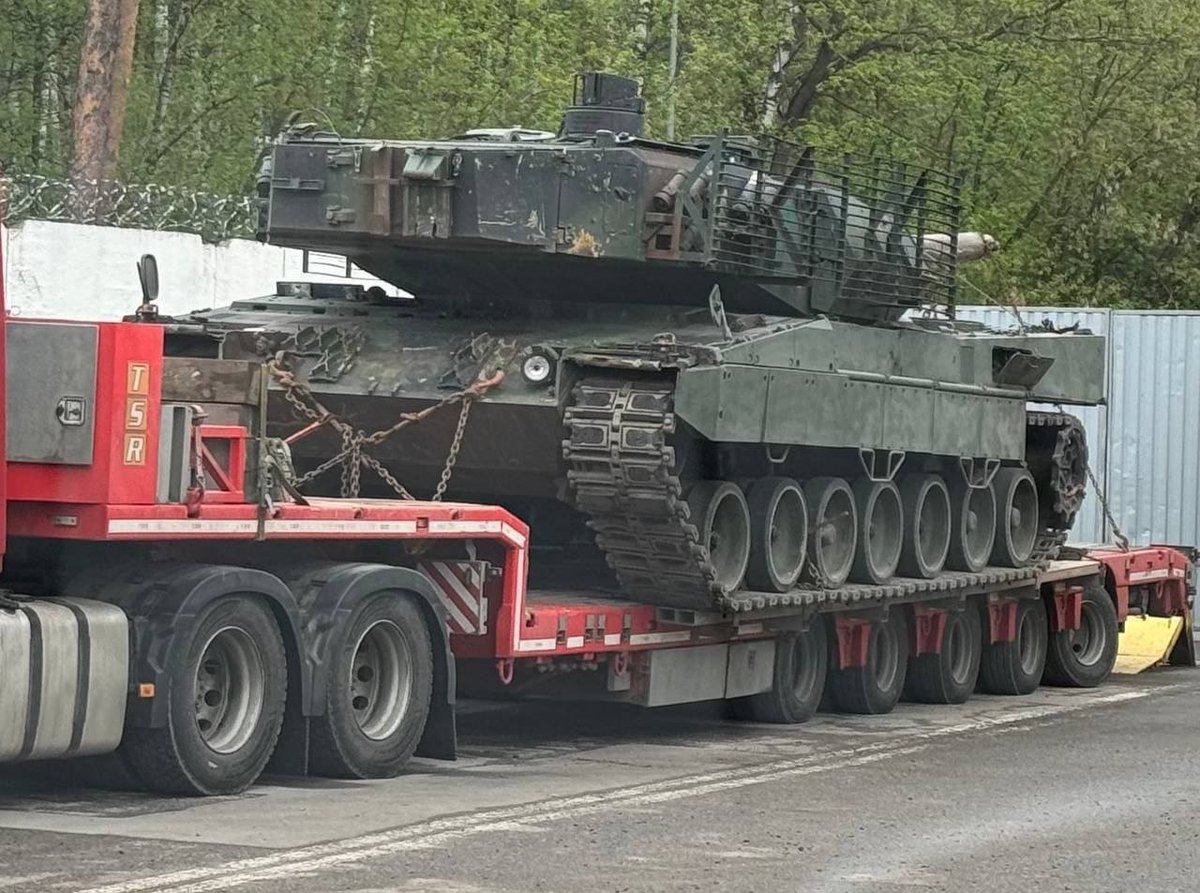UKR Leopard 2A6 wyciągniety z Awdijiwki, został także dostarczony na Wzgórze Połonna w Moskwie, gdzie odbędzie się wystawa zdobytego zachodniego sprzętu.
Facet mówił że go zrobią w dwa dni.
Nie wierzyłem, a wygląda nieźle.
To jest ten trafiony na północny zachód od koksowni AKHZ.