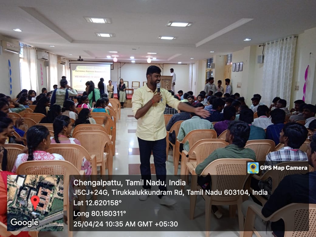 UnityofYouth's tweet photo. இன்று தனலஷ்மி ஸ்ரீனிவாசா கல்லூரியில் உள்ள நாட்டு நலப்பணித்திட்ட மாணவர்களுக்கு  யூனிட்டி ஆப் யூத் ஃபவுண்டேஷன் நிறுவனர்   திரு.விஜய் அவர்கள் நாட்டு நலப்பணித் திட்டத்தின் முக்கியத்துவமும் அதன் மேம்பாடு பற்றிய தகவல்களையும், தன்னார்வலர்களாக இருந்து சமூக ஆர்வலராக மாறுவதற்கான வழிகாட்ட https://t.co/4hfzgHmS64