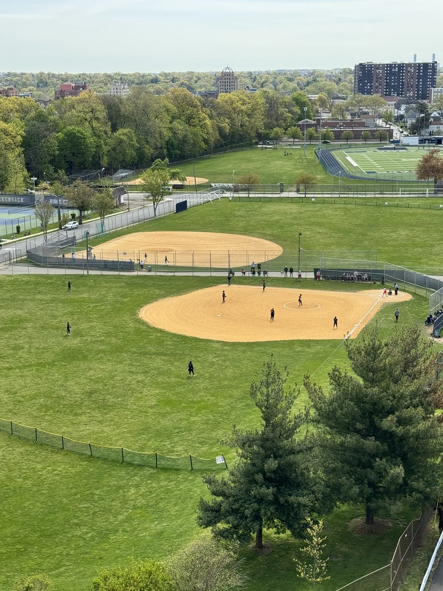 HHSSoftball8's tweet photo. Freshman Comets in action this morning, #CometPride @HackensackAthl1 @GordonScooter @HHSComets https://t.co/fhxPk1TguV