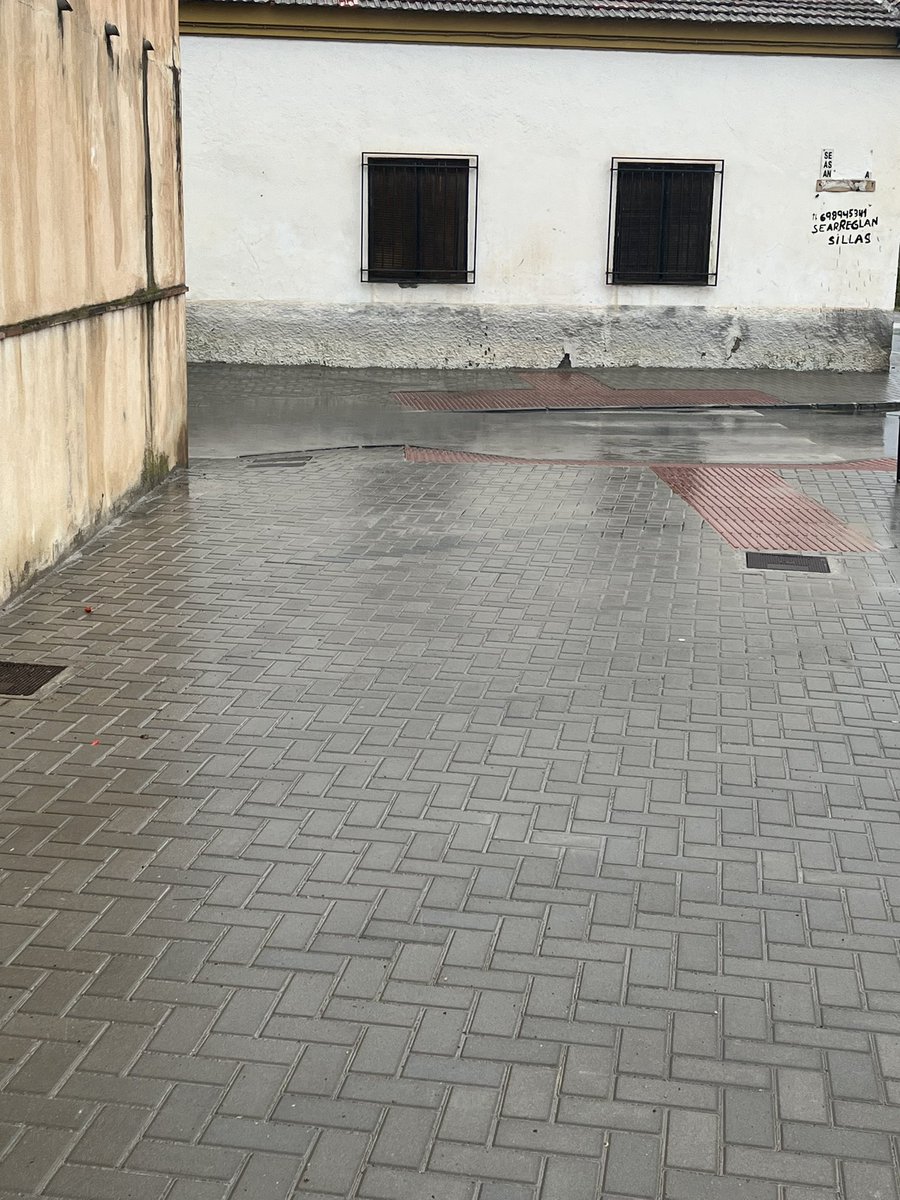 adpd1986's tweet photo. @AytoLasGabias menos de un año terminada calle ACERA SANTA MAGDALENA. Y el agua estancada cuando llueve. Creo que un alcantarillado vendría bien. https://t.co/AlDVoBHiAI