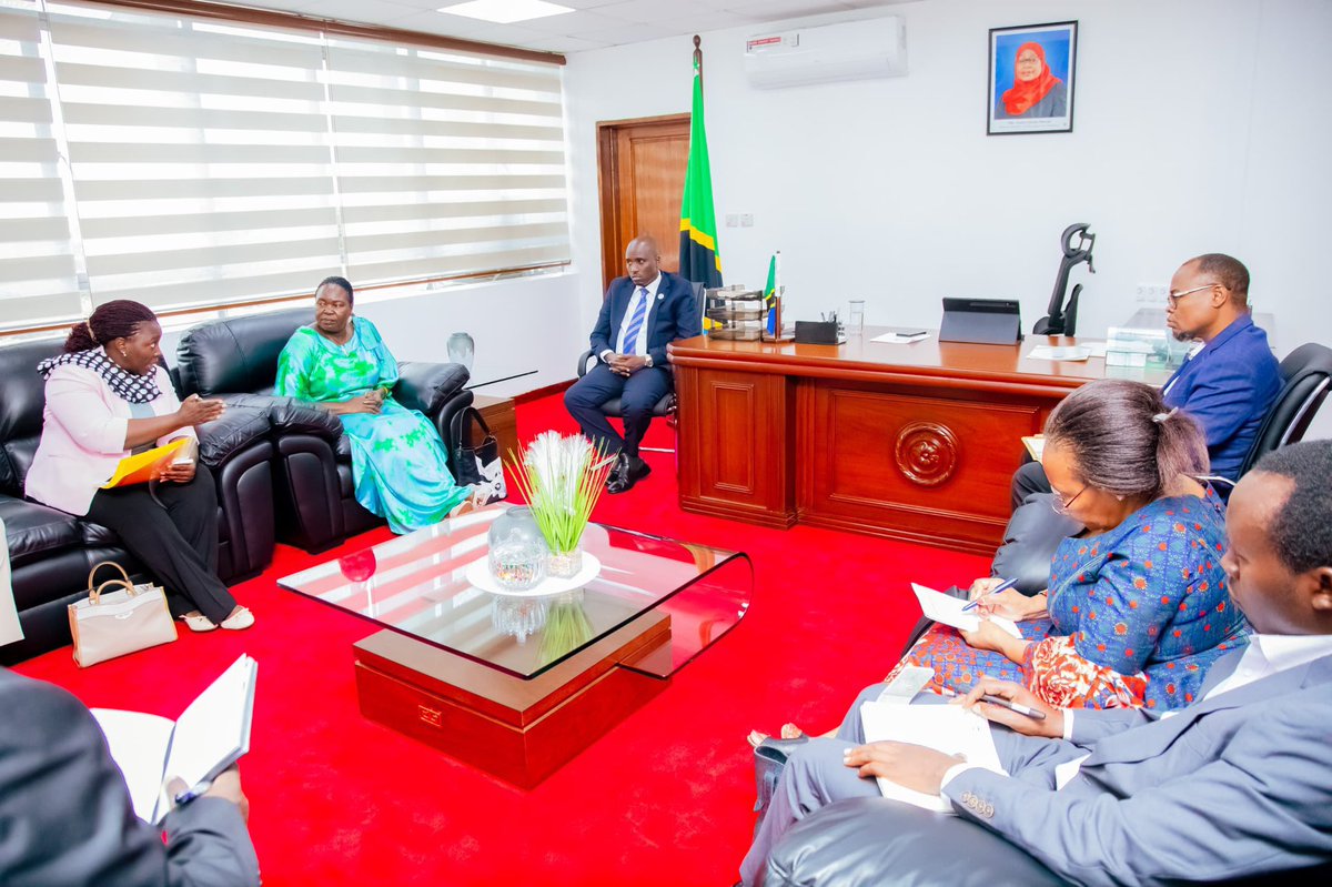 Earlier today, the Minister of Energy and Mineral Development, Hon. Ruth Nankabirwa @NankabirwaRS, led a delegation from Uganda to meet with the Deputy Prime Minister and Minister of Energy of Tanzania, Hon. Dr. Doto Biteko, in Dar es Salaam. The meeting focused on enhancing…