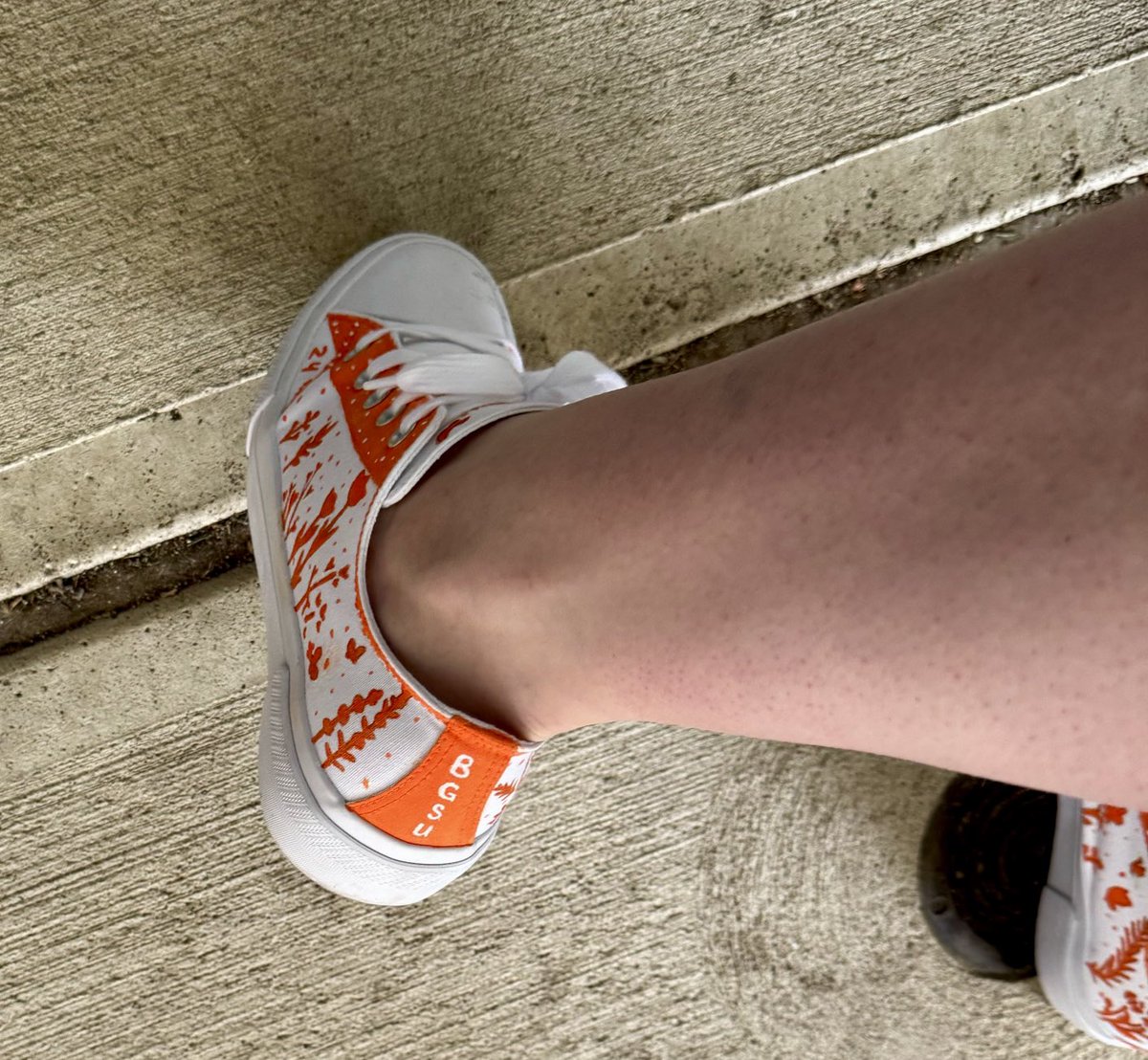 VanFalcon1's tweet photo. Graduation Weekend @bgsu! So the footwear of choice is orange. Like this pair hand painted just for her ceremony. One school is brown and orange. #BeUnique #BeAFalcon #CongratsToAll https://t.co/yYetQjm3fW