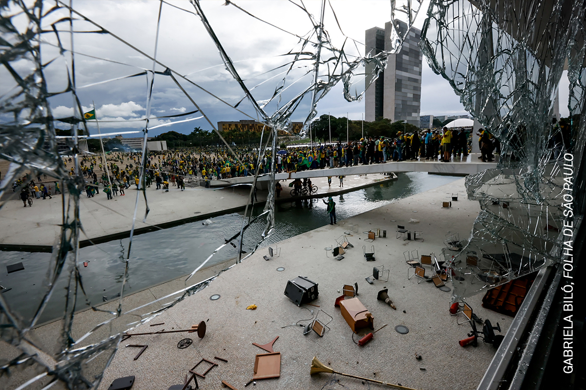 Photo of the Day | A broken window shown inside the Presidential Palace in Brasília, Brazil, on 8 January 2023. From ‘Insurrection’ by Gabriela Biló, for @folha, awarded an honorable mention in the #WPPh2024 Contest. See more: bit.ly/3y0Jauo