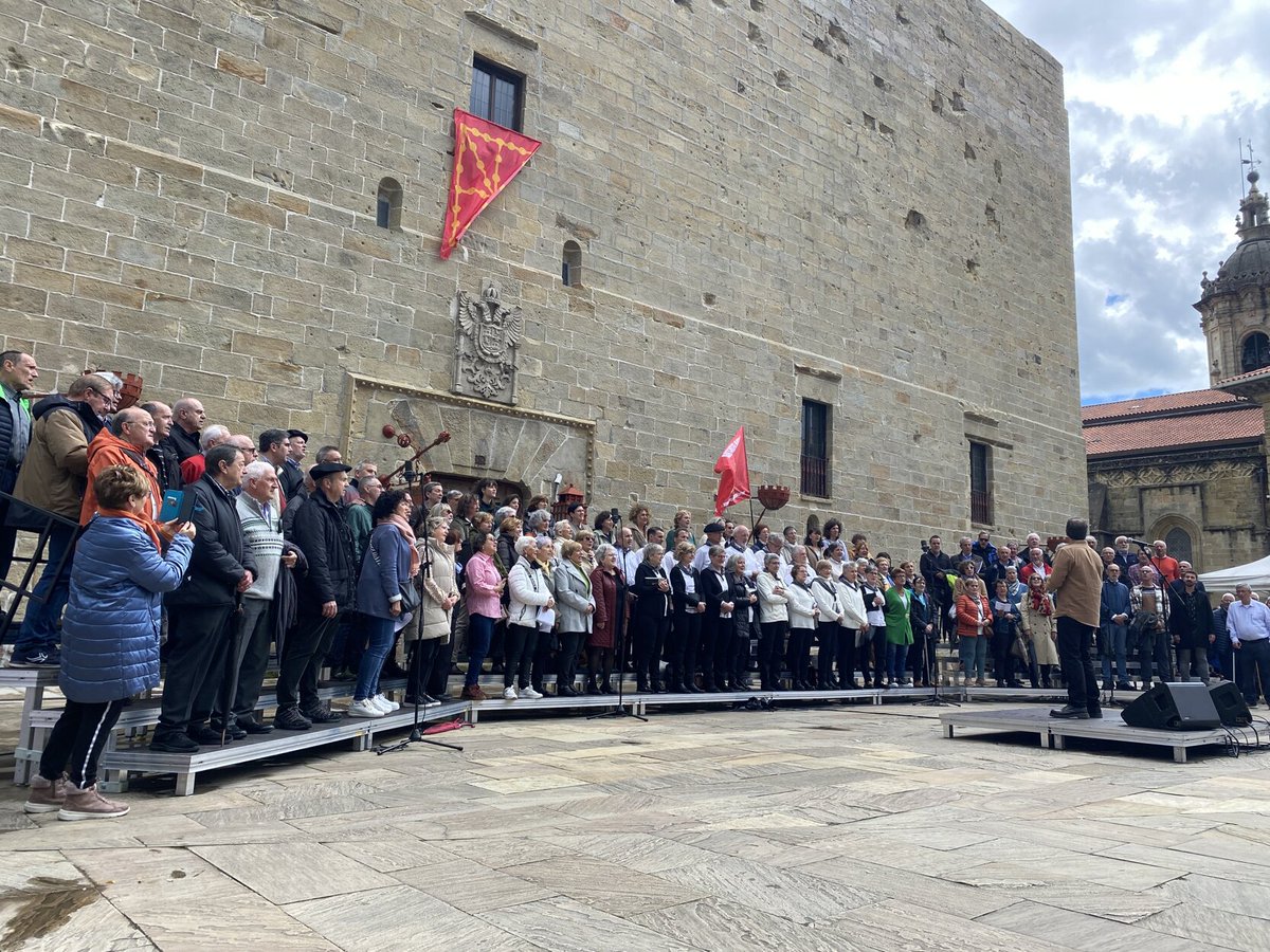 🫱🏼‍🫲🏽 Amaiur eta Hondarribia, inoiz baina gertuago 👉🏼 Larunbat honetan egin da bi udalerrien arteko senidetze-ekitaldia, ‘Azken gaztelua, azken portua’ programaren barruan 👉🏼 noticiasdegipuzkoa.eus/gipuzkoa/berta…