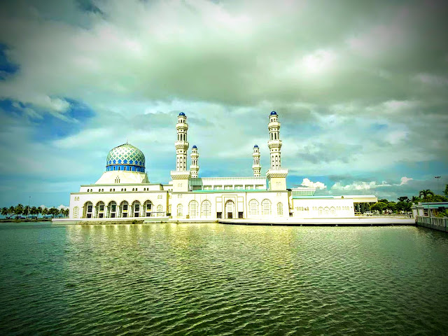 BLOG I'M OFFICIALLY IN... MY KOTA KINABALU ERA! bit.ly/3UlaYkO #KotaKinabalu #Malaysia #Sabah #Markets #Culture #Sabah #SignalHill #Mosques #Islam #Travel #Blog