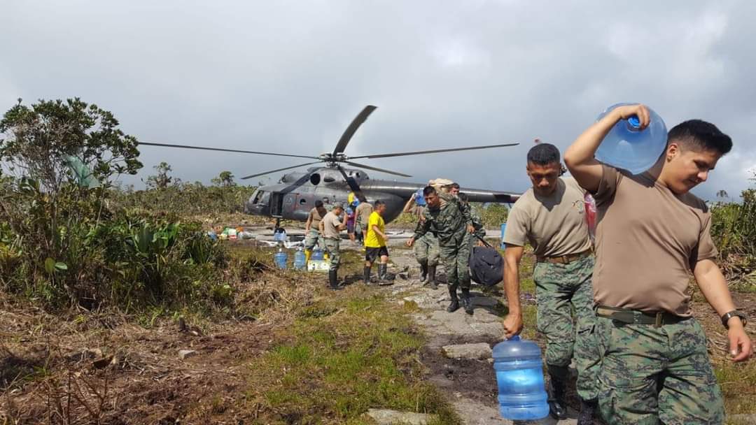 Se confirmo las muertes de los 8 tripulantes del helicóptero MI171 que se estrelló al norte de #Pastaza, cuando llevaba ayuda humanitaria a comunidades waoranis. Eran 5 militares y 3 servidores públicos.#NoticiasCaval