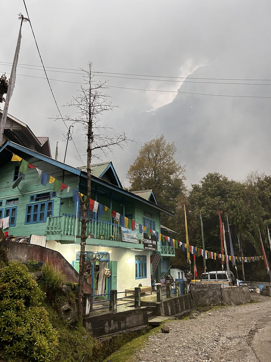 Right out of a fairytale❤️
(A thread)
#lachung