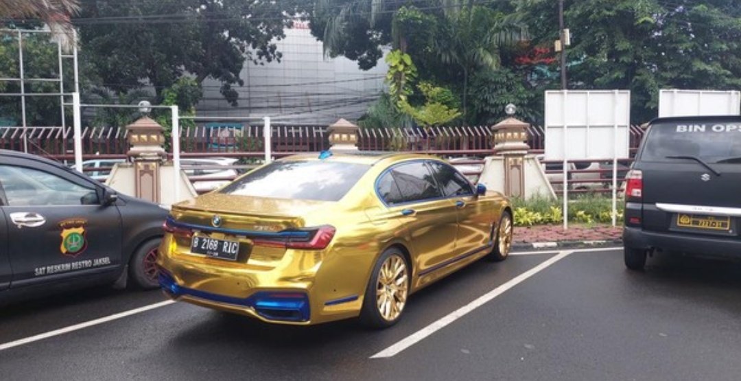 SelebtwitMobil's tweet image. #intinyadeh Seorang ABG umur 16 th Open BO dg tarif 1.5jt. Ternyata di kamar dicekokin miras &amp;amp; narkoba, lalu tewas krn overdosis. Ada potensi pemaksaan krn ada barang bukti 3 senjata api

Sejauh ini tersangka 2 pria, keduanya usia paruh baya. Mobil BMW Seri 7 G12, wrap warna emas