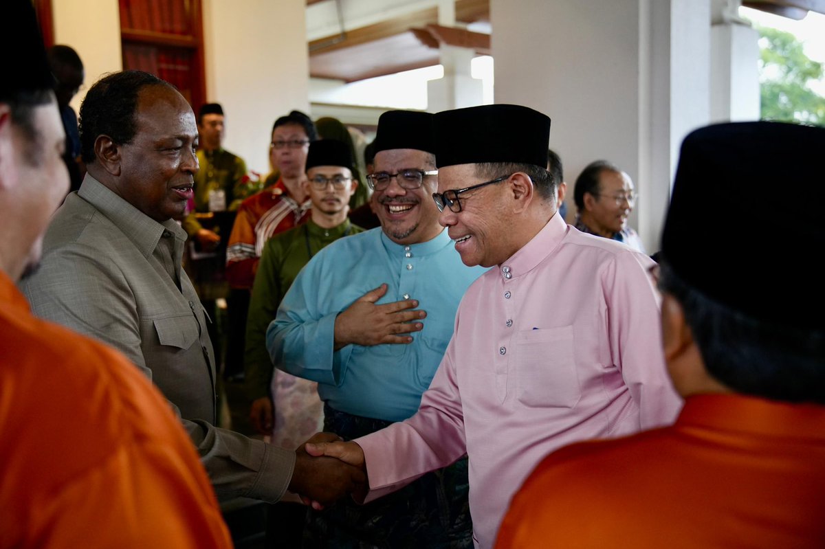 Program terakhir saya hari ini di isi dengan memenuhi undangan rumah terbuka Aidilfitri sahabat lama saya , YAB Dato’ Seri Dr. Ahmad Zahid bin Hamidi, Timbalan Perdana Menteri dan Menteri Kemajuan Desa dan Wilayah di kediaman rasmi Sri Satria, Putrajaya.

Sambutan yang cukup…