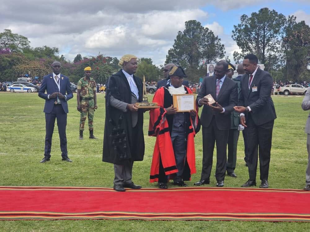 BREAKING: Masvingo City Council has won the first prize as Best Exhibitor in the Civic Participation Category. at the ZITF today. In the picture, Kenyan President William Ruto poses for a picture with Masvingo Mayor Aleck Tabe and Town Clerk Eng. Edward Mukaratirwa soon after…