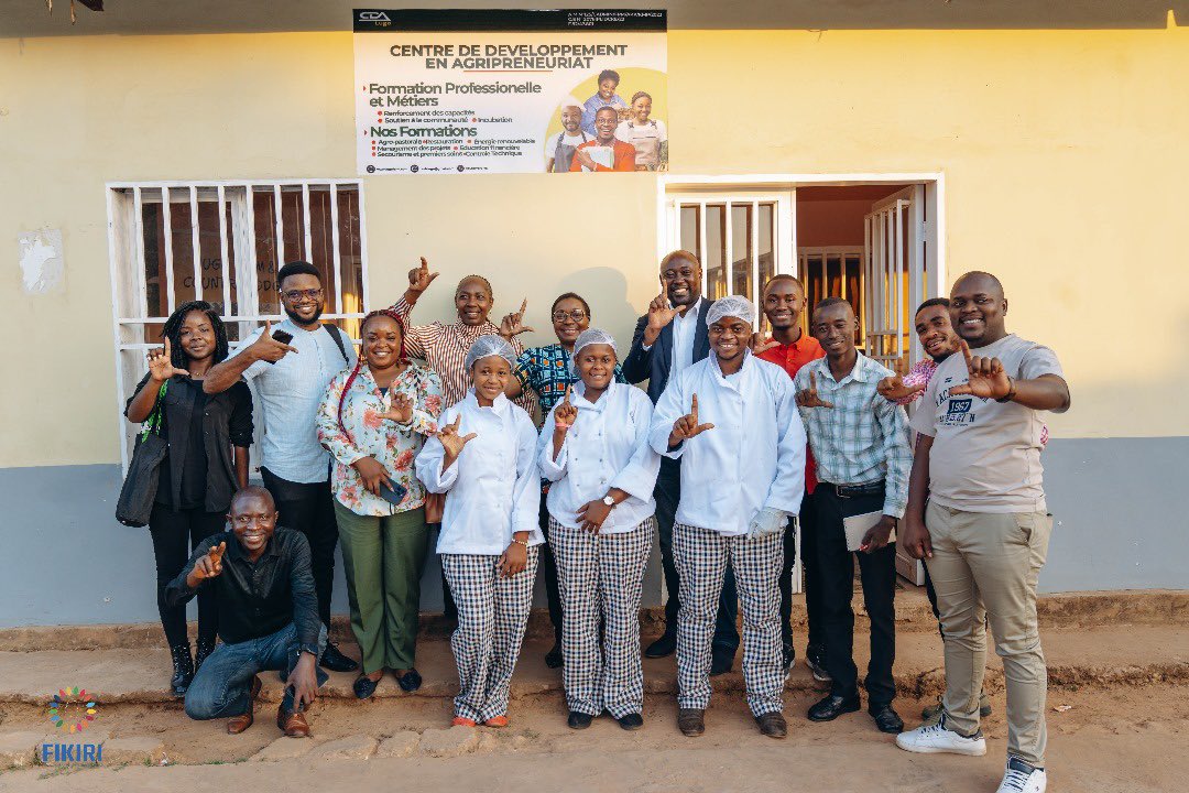 dieng_rokya's tweet photo. Une belle rencontre enrichissante avec les innovateurs et acteurs de changement à Lubumbashi! Économie circulaire, accompagnement des jeunes, transformation des mentalités et nouvelles technologies, ce fut très inspirant! #Innovation #Changement #Lubumbashi. https://t.co/q5NxUgW3Nm