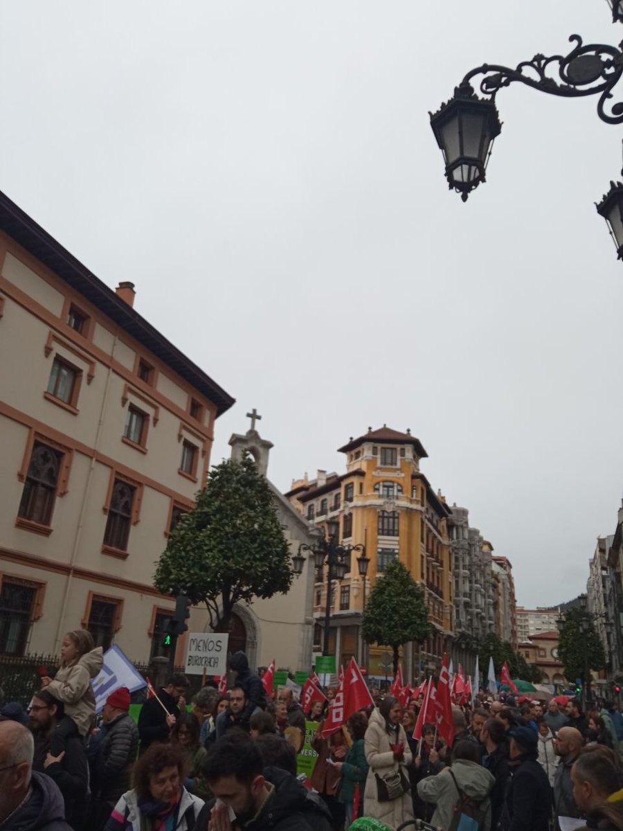 Continúa la privatización, malas condiciones laborales, poca inversión, subida de precios de comedores escolares. Hemos estado con la comunidad educativa y los sindicatos llenando las calles de Uviéu por una educación pública y de calidad tras meses de organización y protestas.