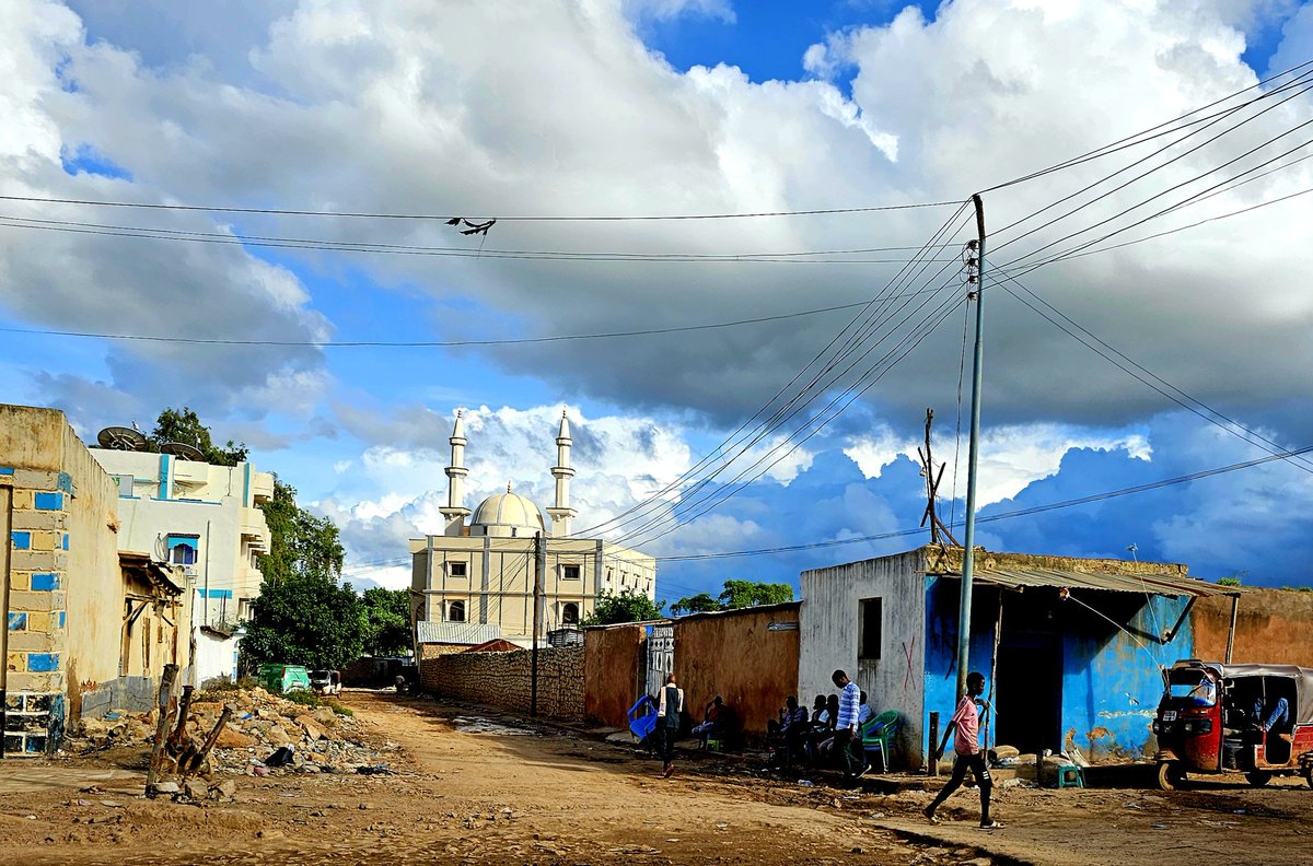 The weather in Baidoa, is currently favorable, with clear skies and a pleasant environment. The air quality is excellent, allowing for a refrshing. Baidoa, Bay, Southwest Somalia 🇸🇴💚