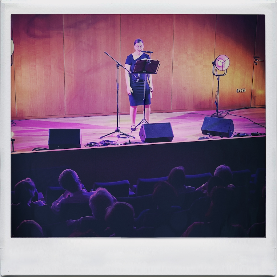 Lecture en ce moment à la @BNUStrasbourg du 'Pays des autres' de Leïla Slimanie, par la comédienne Hélène Lacoste (Compagnie Plus d'une voix), dans le cadre de la #GrandeLecture #CapitaleMondialeDuLivreStrasbourg, dans un auditorium bien rempli.