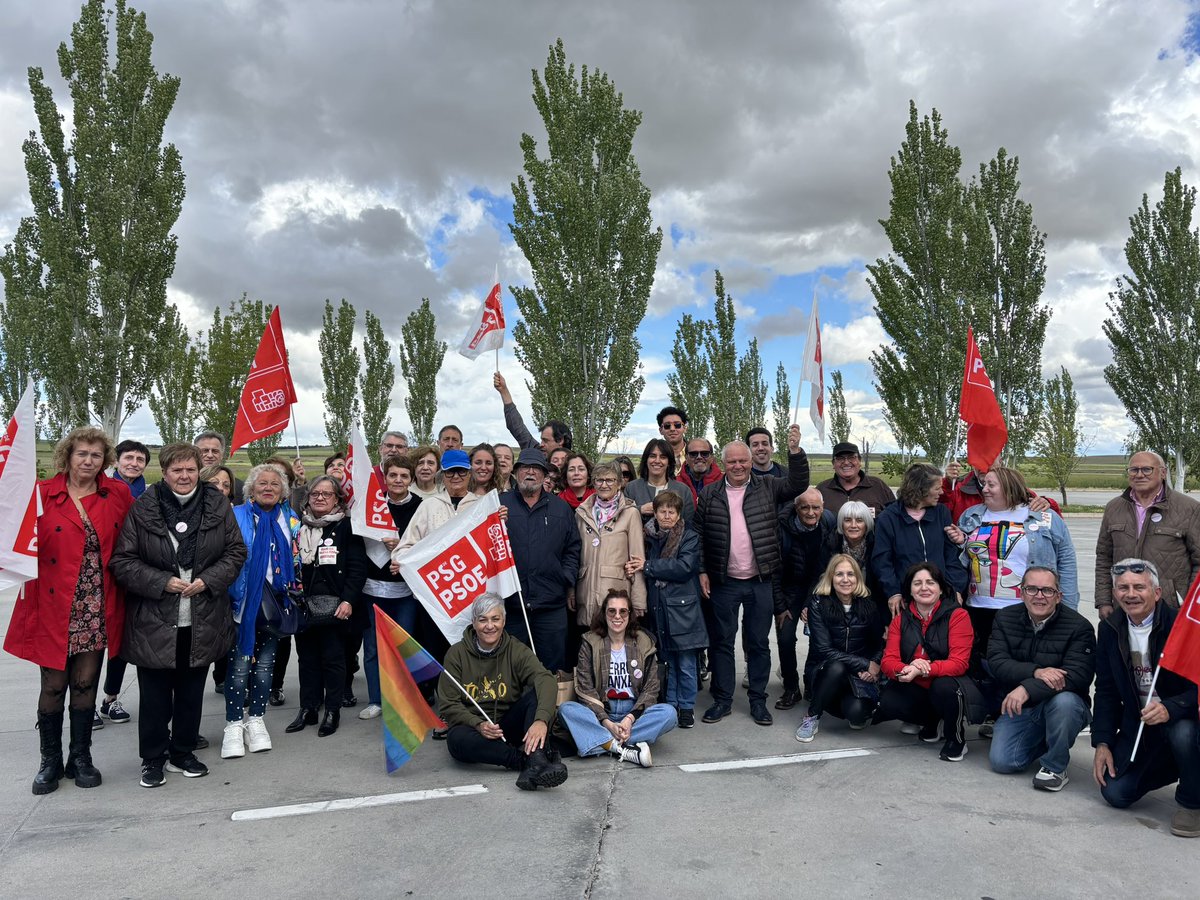Este momento es histórico. No es una simple concentración de socialistas. 
Es la ciudadanía, defendiendo a su gobierno. Defendiendo al presidente. DEFENDIÉNDONOS A NOSOTROS MISMOS 

#PedroNoTeRindas 
#democracia