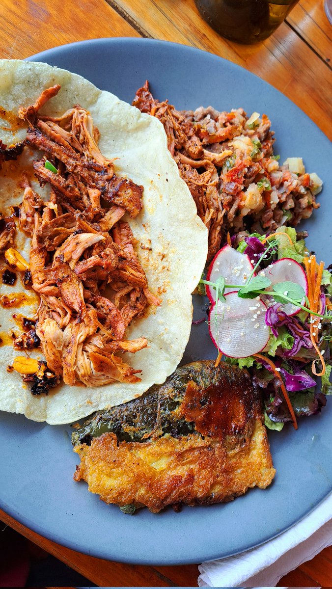 #BuenosDias Tortilla de mano con barbacoa, otra con tasajo a la mexicana y una más con chile relleno; para amenizar la reunión con nueva amiga y antiguo amigo. Que bonita es la amistad, las charlas, las risas. Que bonito es vivir bonito...❤️ #ConsumeLocal #SéTuristaEnOaxaca