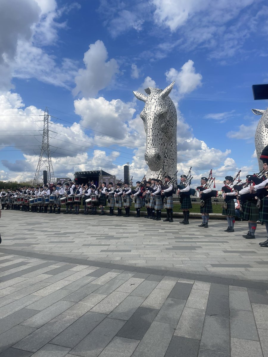 What an incredible morning with @FalkirkPipeband celebrating 10 years of the Kelpies! Looking forward to tonight when they join @chillipipers on the stage for a few tunes.
