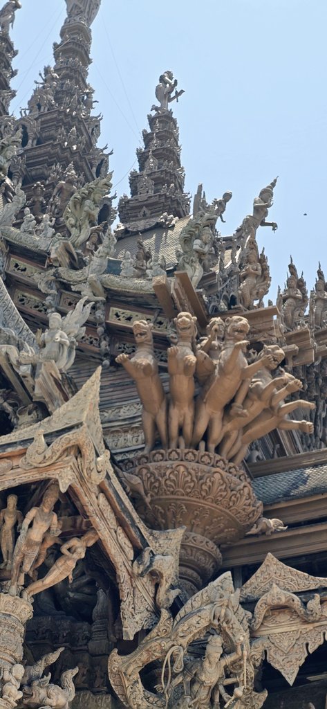 𝐄𝐥 𝐒𝐚𝐧𝐭𝐮𝐚𝐫𝐢𝐨 𝐝𝐞 𝐥𝐚 𝐕𝐞𝐫𝐝𝐚𝐝 Es un impresionante monumento religioso ubicado en la ciudad costera de Pattaya, Tailandia. Considerado una de las principales atracciones turísticas de la región, este templo/museo es una obra maestra arquitectónica y artística que…