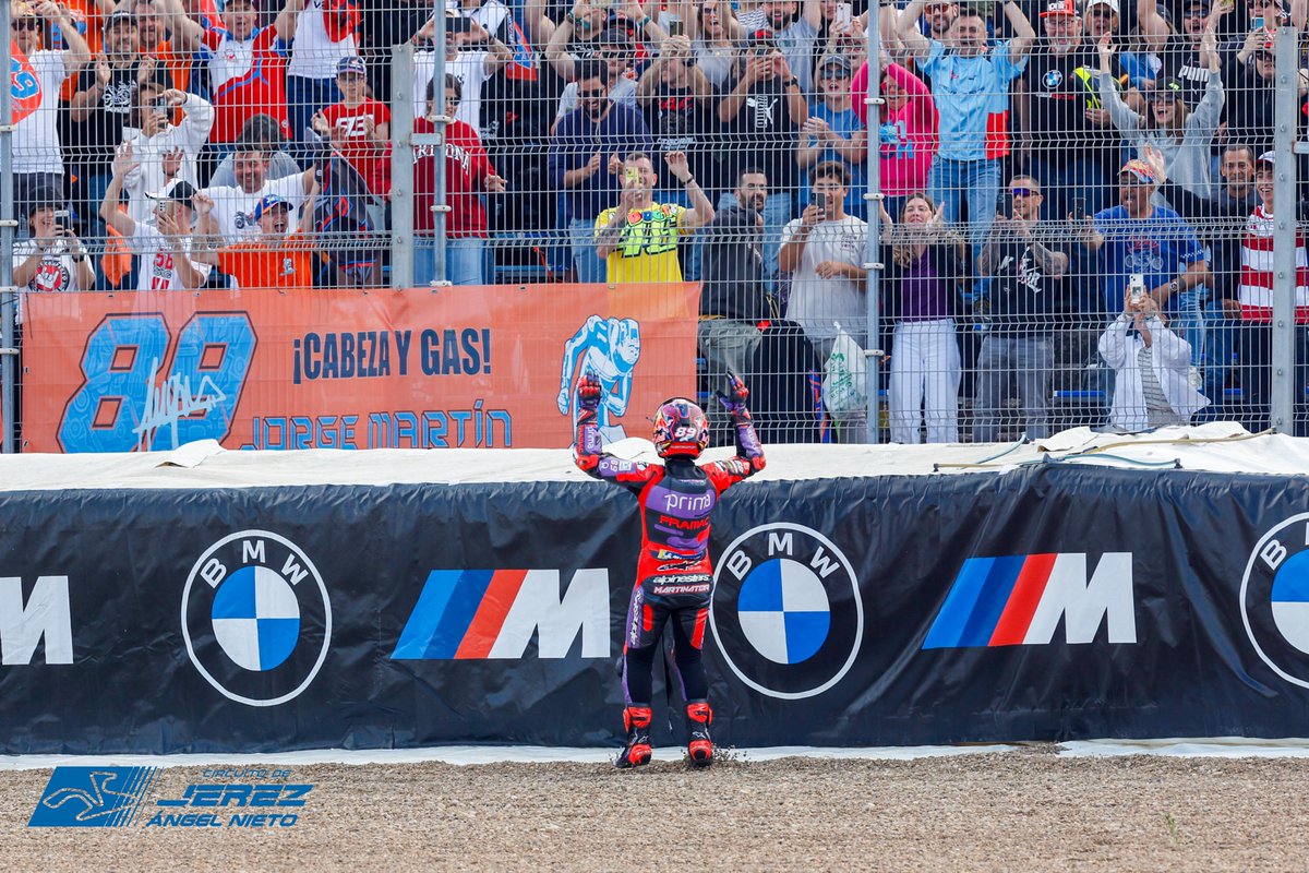 Carrera Sprint de locura con muchas caídas y victoria final para Jorge Martín con Pedro Acosta en segundo lugar y Fabio Quartararo, tercero. Pedrosa rozó el podio.