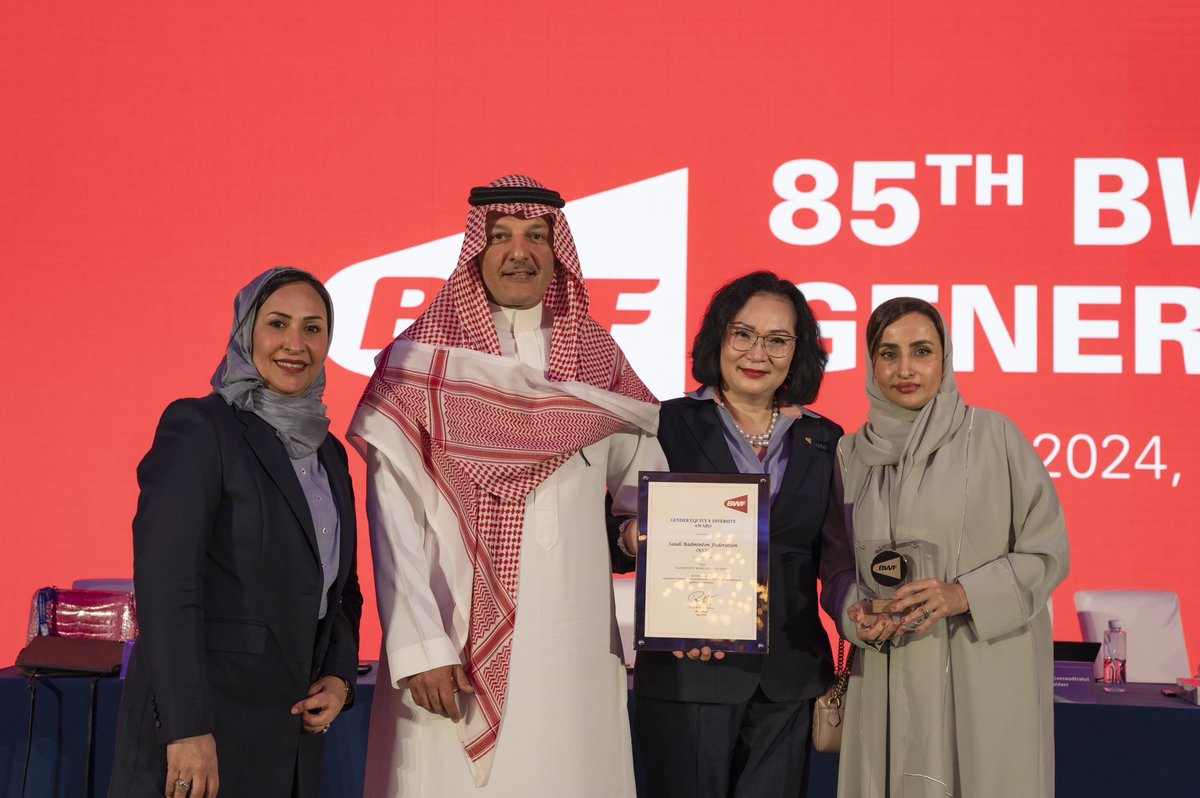 badminton_ksa's tweet photo. إنجاز عالمي جديد 🏸🏆

📸
فوز الاتحاد السعودي للريشة الطائرة جائزة المساواة عالميا 2023. 
وقدم نائب رئيس الاتحاد الدولي وعضو اللجنة الأولمبية الدولية  السيدة  Patama Leeswadtrakul جائزة المساواة بين الجنسين والتنوع بمجال جوائز الإدارة والتطوير لرئيس الاتحاد السعودي للريشة الطائرة الأستاذ مقرن بن محمد المقرن بحضور رئيس الاتحاد العربي الدكتورة سوسن تقوي وعضو مجلس إدارة الاتحاد السعودي للريشة الطائرة الأستاذة منال عسيري
