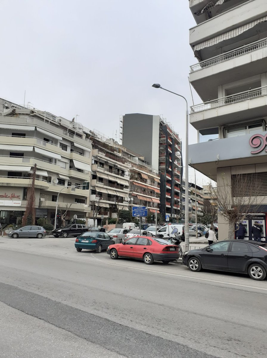 αυτό ποσταρίστηκε στο TL μου ως παράδειγμα προς αποφυγή, τη στιγμή που στο κέντρο της Θεσσαλονίκης ανακαινισμένα διαμερίσματα από τα 60s (!) πωλούνται 3.000/τμ. εγώ πάλι σκέφτομαι πώς μπορούμε να έχουμε πολύ περισσότερα τέτοια κτίρια και (γιατί όχι) πολύ ψηλότερα