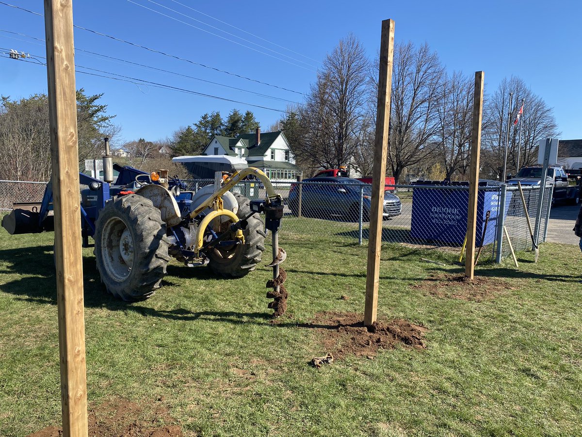 ApohaquiElem's tweet photo. Phase 1 of our school garden construction is underway this morning with the installation of our fence posts. Raised beds to be built this week! 🥦🥕🍅 https://t.co/OxhVkvphF6