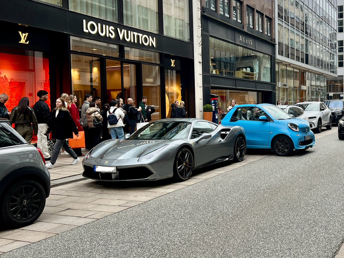 Die Innenstadt bietet mal wieder alles 🤪, proppenvoll, drei Demos gleichzeitig, Jungfernstieg als Großbaustelle, Jünglinge posen in 200.000 € Autos und Kunden, die brav vor Louis Vuitton anstehen, bis der Türsteher sie rein lässt, um dann viel Geld ausgeben zu können.