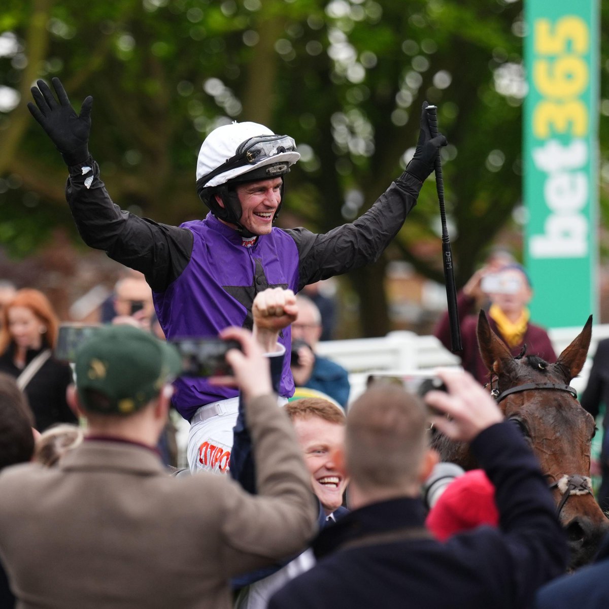 🏆 Scottish Grand National.
🏆 bet365 Gold Cup.

Two phenomenal rides.

Danny Mullins. Take a bow.