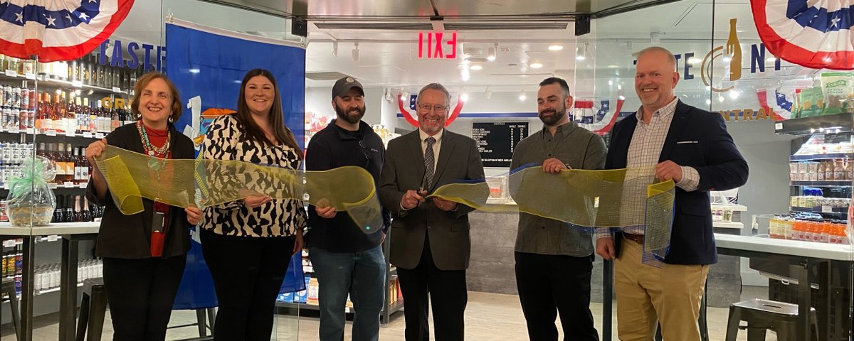 The Taste NY program celebrated an official ribbon cutting for the grand opening of their new market Taste NY Grand Central 🥳 The market sells products made by dozens of New York farms and producers! agriculture.ny.gov/news/taste-ny-…