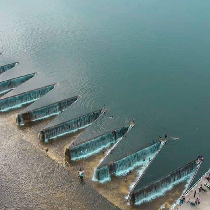 NaoCasanova's tweet photo. Uno de los lugares turísticos más populares de Sri Lanka es el Lago Pimburaththewa, en realidad un embalse de poca altura, cuyo aliviadero está solucionado en laberinto. https://t.co/hdN8uBmT3h