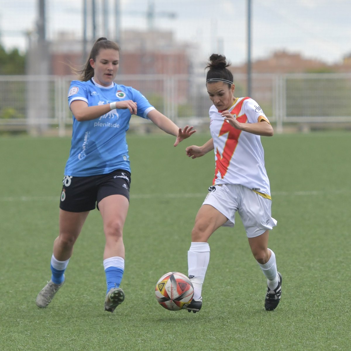 🕒 45’ | Nos marchamos a vestuarios con la posesión del balón. Todo por decidir en la segunda mitad. @RayoFemenino 0️⃣ - 0️⃣ @RacingFemenino #RayoRacing