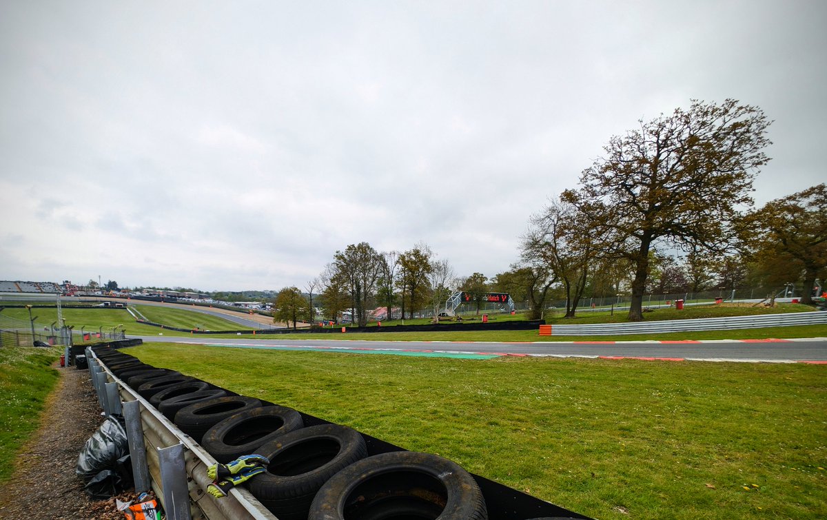 DigitalPheasant's tweet photo. Chilly day up on Post 6 for the @750MotorClub meeting at @Brands_Hatch Plenty of action to be had! #marshal #marshalsuk #motorracing https://t.co/JmWBlxcNTH