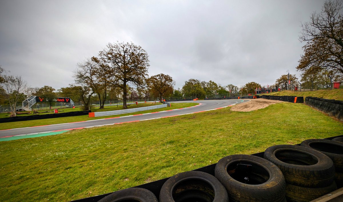 DigitalPheasant's tweet photo. Chilly day up on Post 6 for the @750MotorClub meeting at @Brands_Hatch Plenty of action to be had! #marshal #marshalsuk #motorracing https://t.co/JmWBlxcNTH