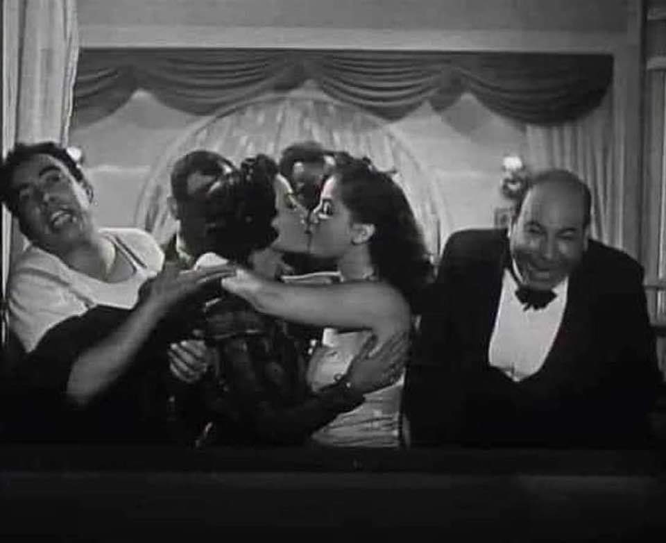 مرحبا صديقاتنا من المثليات في اسبوعكن نحتفي بكن بهذه الصورة من فيلم مصري قديم 👩🏾‍❤️‍💋‍👩🏼 
لم يقل أحد في ذاك الزمان أن السينما خربت العقول بل بالعكس كانت أخلاق الناس أفضل من اليوم. ما رأيكم 🤔 
#مصر #مثليات #مجتمع_الميم  
#lesbianvisibilityweek #أفلام
