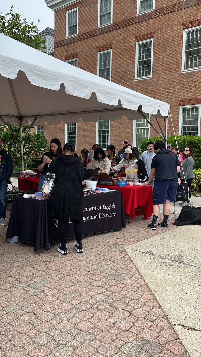 DaraneeNews's tweet photo. Good morning! I’m covering the Banned Books Giveaway booth at Maryland Day in front of Tawes Hall. Can’t wait to share updates and clips I took for #j603w @Ben_Worsley. Stay tuned! https://t.co/dPpZ3SR6Je