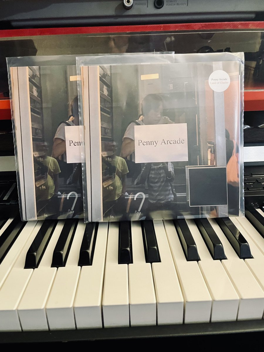 okinoshuntaro's tweet image. ペニーもシュガプラもある意味、どちらも細かくは方向性違えど、日本最高峰のバンドだな　と再認識しました
お誘い&amp;amp;7インチもありがとうー！
#pennyarcade 
#sugarplant